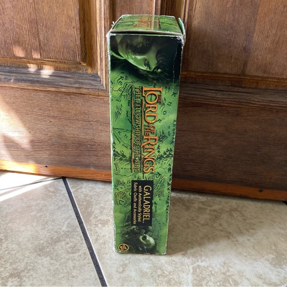 Vintage Lord of the Rings Galadriel Collector Action Figure Doll by ToyBiz 2002 - Picture 7 of 14